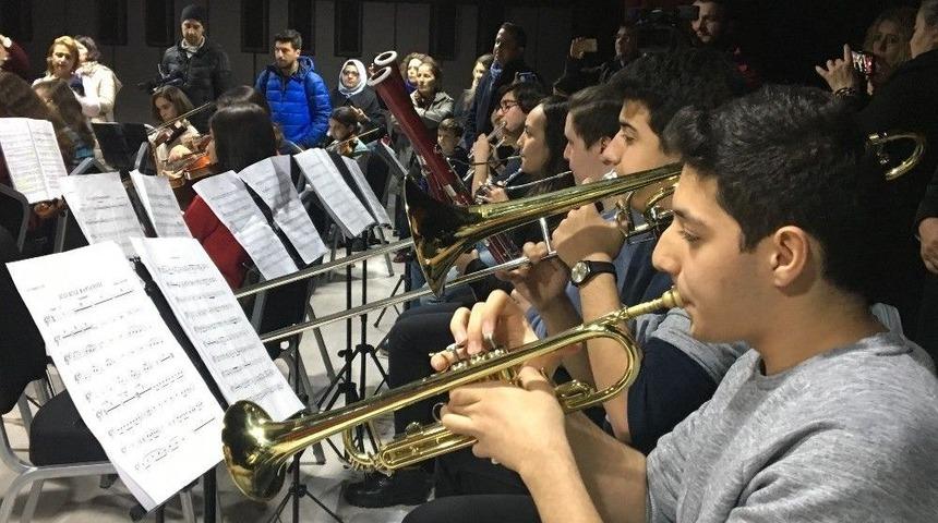 Yavuz Bingöl’ün Minik Hayranıyla Düeti Mest Etti