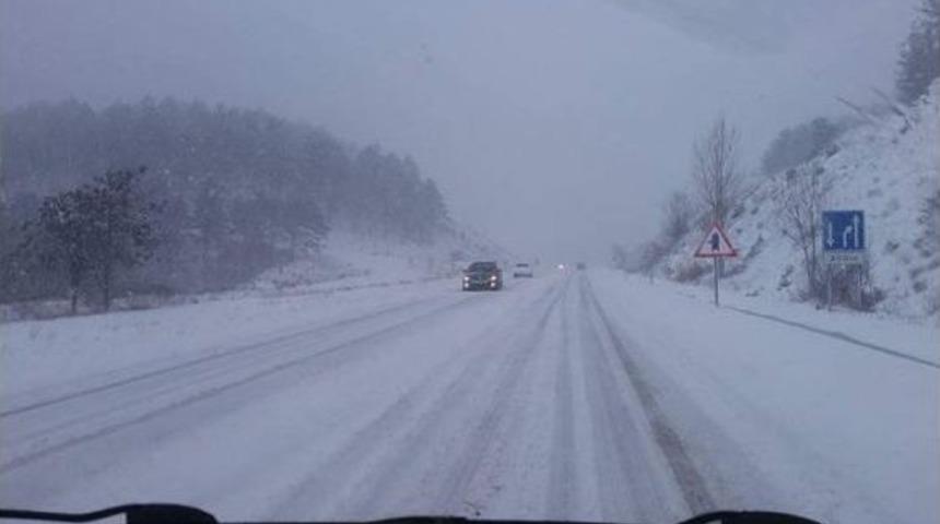Dağ Y&ouml;resinde Kar Trafiği Aksatıyor