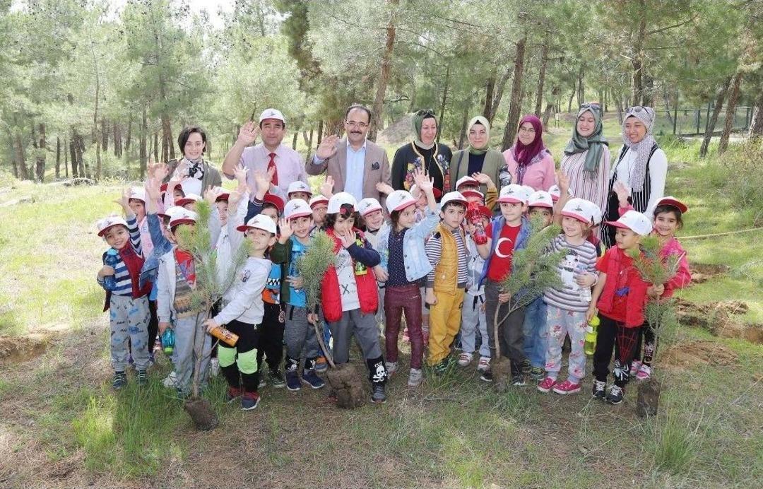 Başkan Cahan Ağa&ccedil; Diken Minik &Ouml;ğrencileri Yalnız Bırakmadı