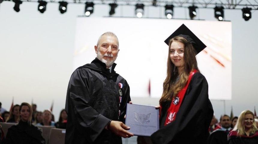 &Ouml;ğrenciler Uzun Bir Maraton Sonrası Diplomalarını Aldılar