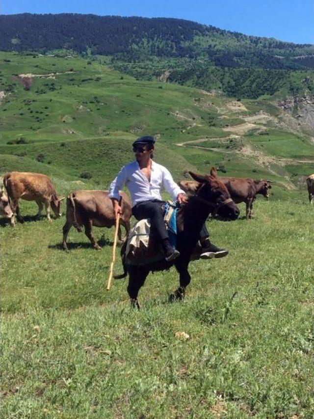 Nusret’in Erzurum’da Açılış Öncesi Eşeğe Binme Görüntüleri Büyük İlgi Gördü