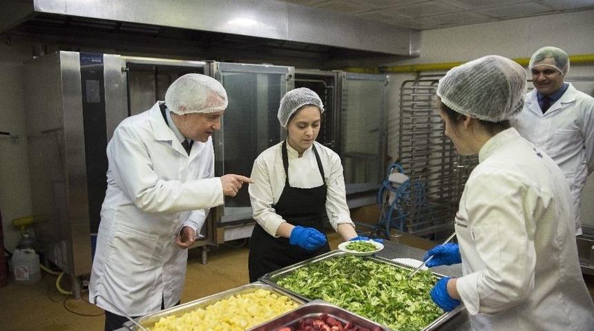 G&uuml;n&uuml;n Men&uuml;s&uuml; Turizm Fak&uuml;ltesi &Ouml;ğrencilerinden