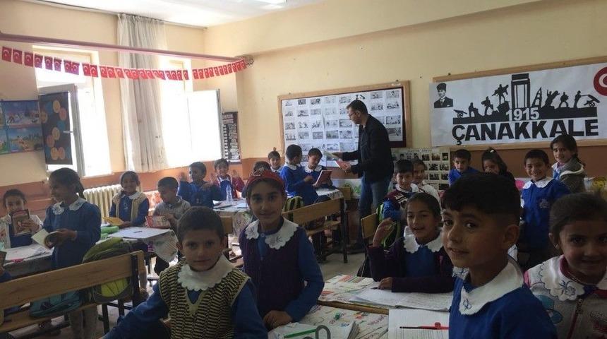 Doktor Başlattığı Sosyal Sorumluluk Projesiyle K&ouml;y Okullarındaki &Ccedil;ocuklara Kitap Hediye Etti