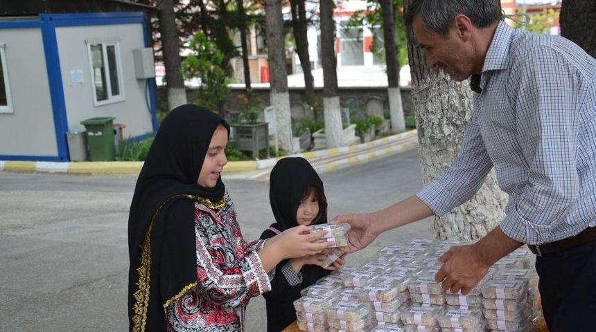 İl&ccedil;e Mezarlığında Vatandaşlara Lokum İkram Edildi