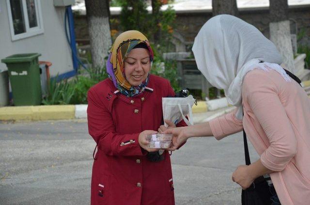 İlçe Mezarlığında Vatandaşlara Lokum İkram Edildi