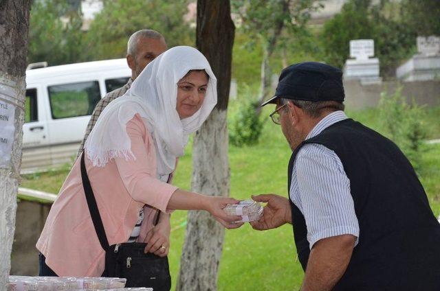 İlçe Mezarlığında Vatandaşlara Lokum İkram Edildi