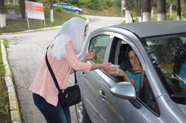 İlçe Mezarlığında Vatandaşlara Lokum İkram Edildi