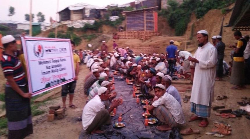 Topladıkları Har&ccedil;lıklarıyla 400 Arakanlıya İftar Verdiler