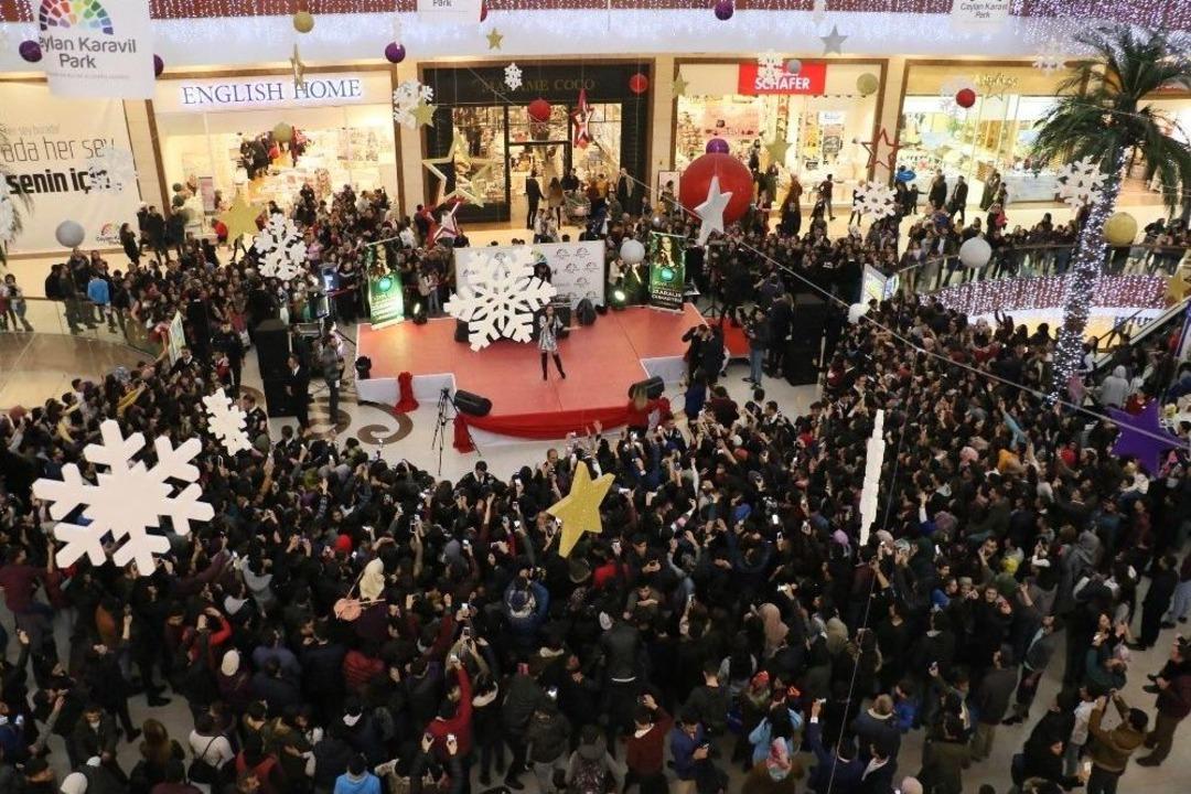 &Uuml;nl&uuml; Şarkıcı Derya Uluğ Diyarbakır&rsquo;ı Salladı