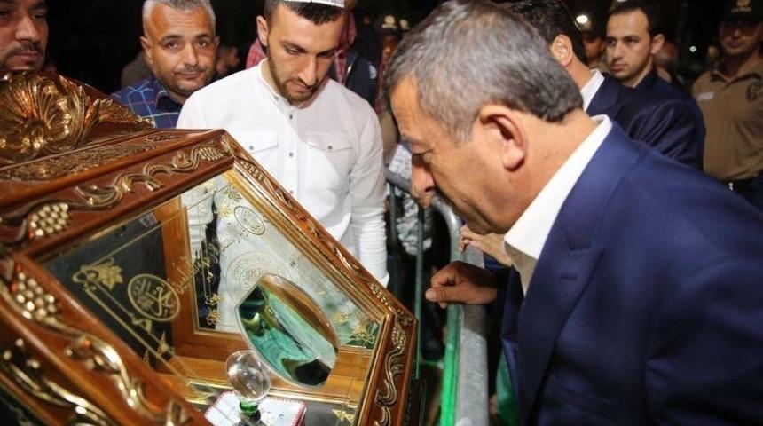 Kadir Gecesi&rsquo;nde Kutsal Emanetler İzdihamı