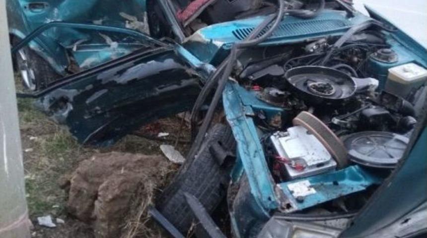 Niğde&rsquo;de İki Otomobil &Ccedil;arpıştı: 2&rsquo;si Ağır 4 Yaralı