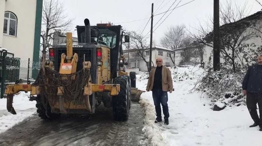Ekipler Kırkağa&ccedil;&rsquo;ta Karla M&uuml;cadele Ediyor