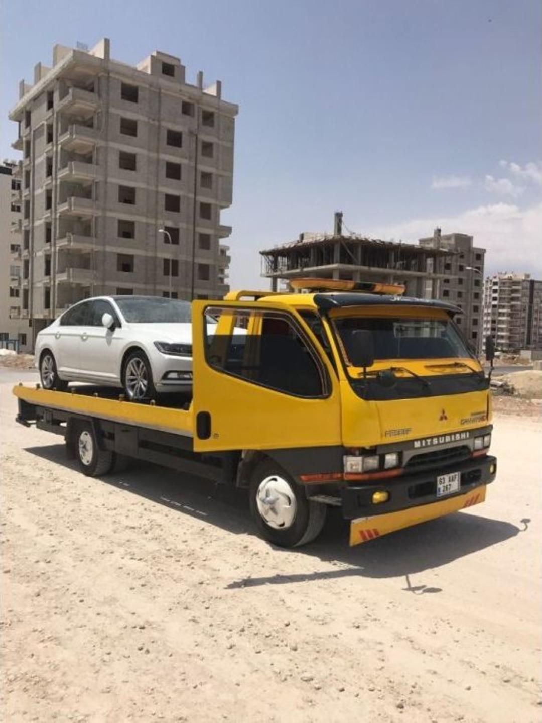 Motor Kısmına Kedi Giren Aracını &Ccedil;ekiciyle Servise G&ouml;t&uuml;rd&uuml;