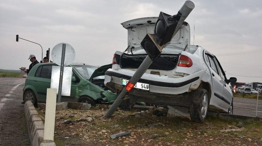 Adıyaman&rsquo;da 2 Otomobil &Ccedil;arpıştı: 1&rsquo;i Ağır 8 Yaralı
