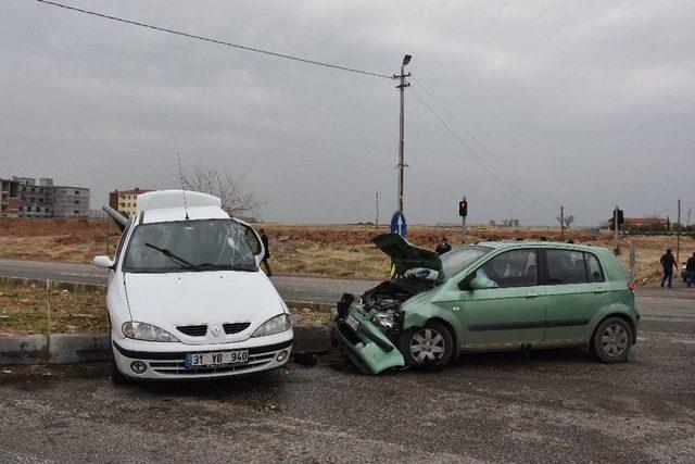 Adıyaman’da 2 Otomobil Çarpıştı: 1’i Ağır 8 Yaralı