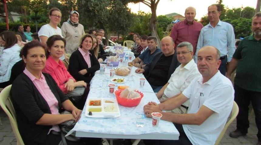 Biga’da Güleçköy Köyü Muhtarlığı Bin Kişiye İftar Yemeği Verdi