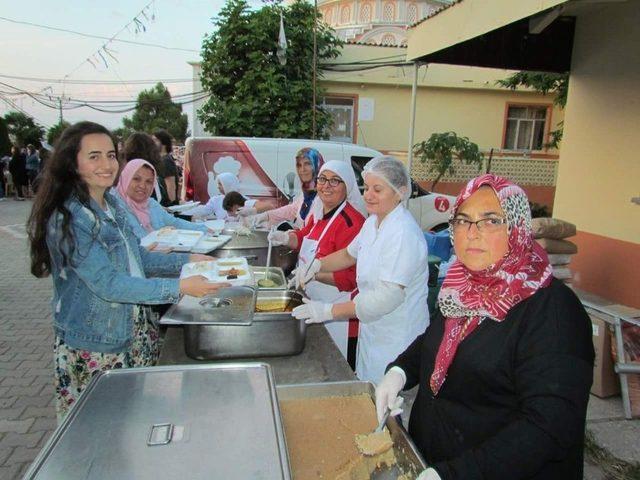Biga’da Güleçköy Köyü Muhtarlığı Bin Kişiye İftar Yemeği Verdi