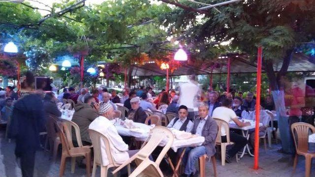 Biga’da Güleçköy Köyü Muhtarlığı Bin Kişiye İftar Yemeği Verdi