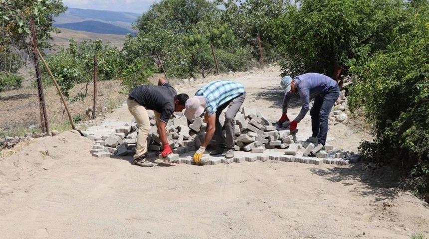 Siirt&rsquo;te Bağ Yollarında Parke &Ccedil;alışması