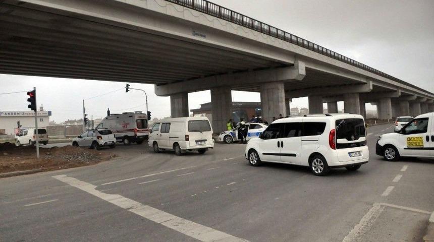 Manavgat&rsquo;ta Kırmızı Işıkta Ge&ccedil;en Otomobil Motosiklete &Ccedil;arptı