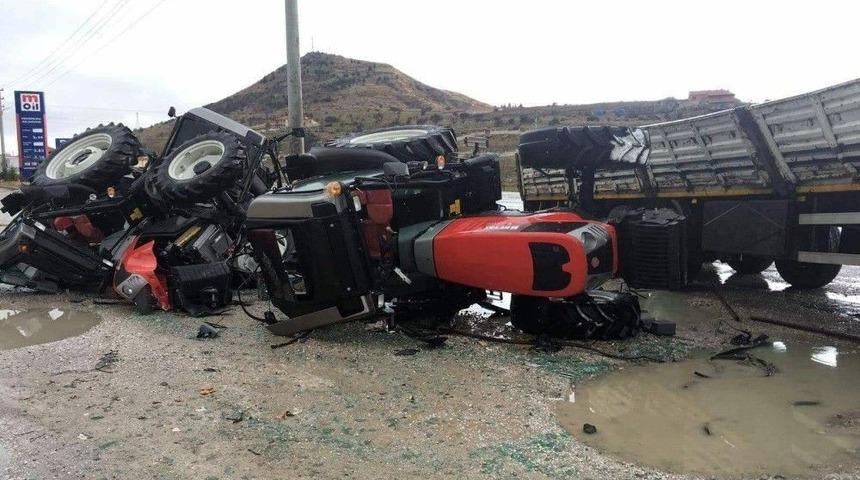 Devrilen Tır Dorsesindeki Trakt&ouml;rlerle Yola Savruldu