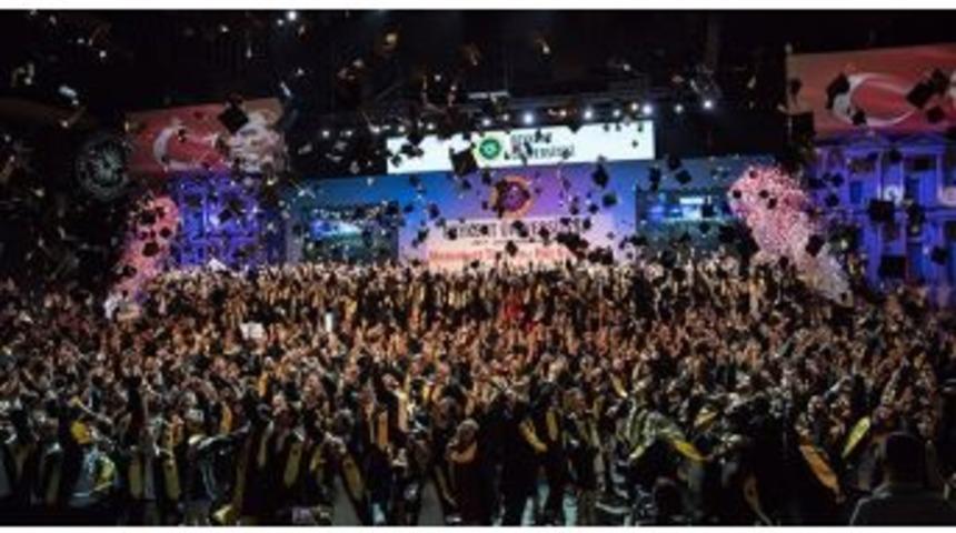 Beykent &Uuml;niversitesinde Mezuniyet Sevinci