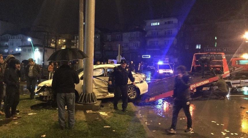 Kırmızı Işıkta Ge&ccedil;en Tır Otomobili Bi&ccedil;ti: 2 Yaralı