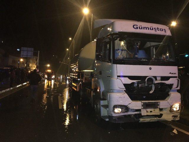 Kırmızı Işıkta Geçen Tır Otomobili Biçti: 2 Yaralı