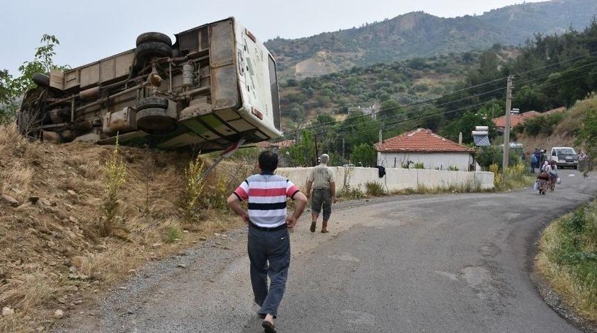 Manisa&rsquo;da Tarım İş&ccedil;ilerini Taşıyan Minib&uuml;s Devrildi: 4&rsquo;&uuml; &Ccedil;ocuk 13 Yaralı