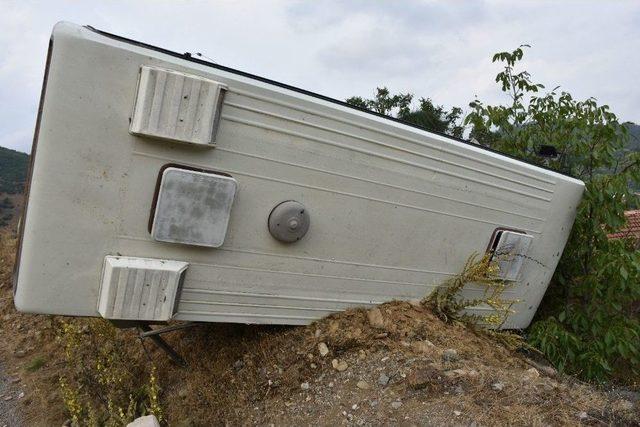 Manisa’da Tarım İşçilerini Taşıyan Minibüs Devrildi: 4’ü Çocuk 13 Yaralı