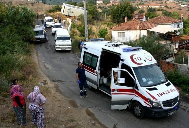 Manisa’da Tarım İşçilerini Taşıyan Minibüs Devrildi: 4’ü Çocuk 13 Yaralı