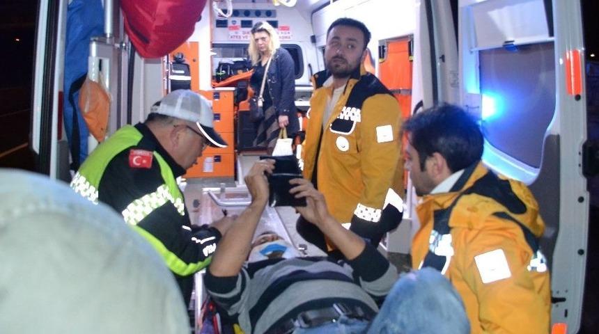 Kontrolden &Ccedil;ıkan Otomobil Reklam Tabelasına &Ccedil;arptı: 2 Yaralı