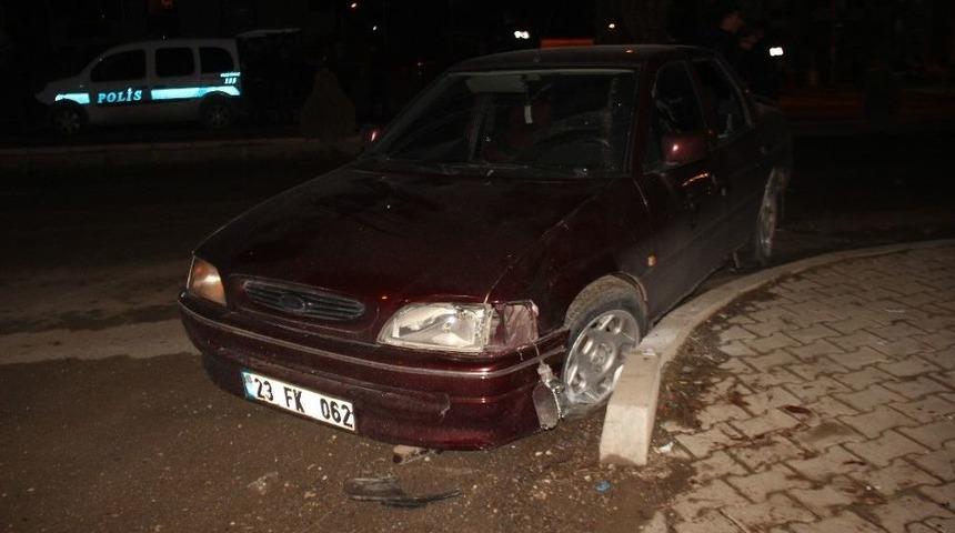 Otomobil, Kaldırımda Y&uuml;r&uuml;yen Anne Ve Kıza &Ccedil;arptı