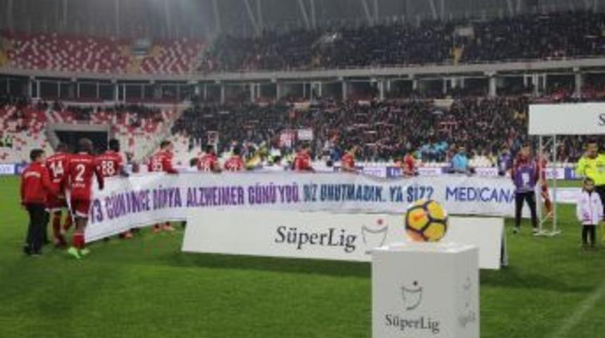 Sivassporlu Futbolculardan Alzheimer İçin Duyarlı Davranış