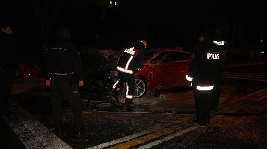 Bayrampaşa&rsquo;da Kaza Yapan Ara&ccedil; Alev Aldı: 1&rsquo;i Ağır 2 Yaralı