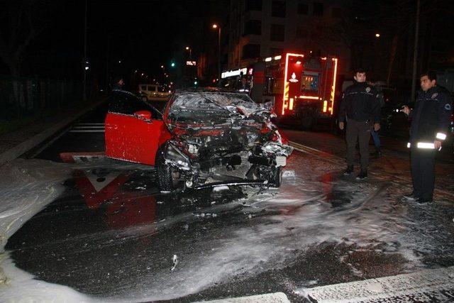 Bayrampaşa’da Kaza Yapan Araç Alev Aldı: 1’i Ağır 2 Yaralı