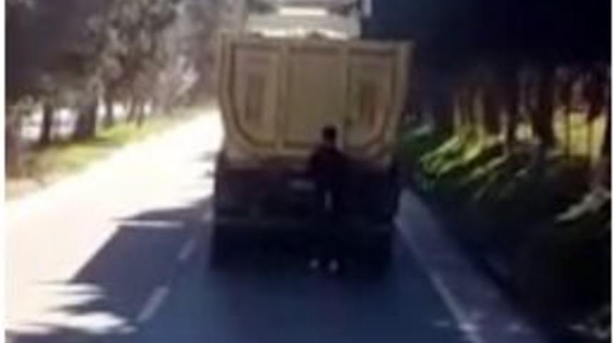 (&ouml;zel Haber) Hafriyat Kamyonuna Tutunarak İlerleyen Patenci Kamerada