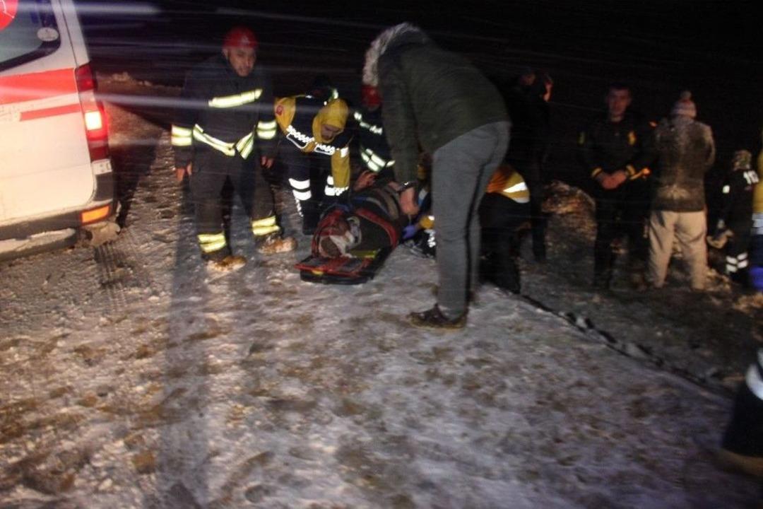 Karlı Yolda Kayan Otob&uuml;s Şarampole Devrildi: 32 Yaralı