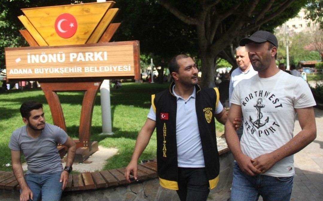 &Ccedil;aycı, Simit&ccedil;i Polisten Parkta Şok Fuhuş Baskını