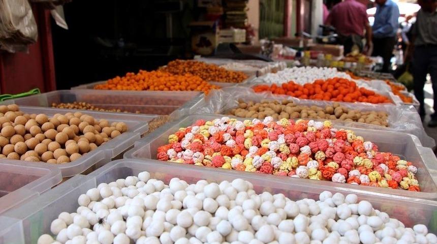 Kula&rsquo;da Bayram Şekerleri Raflarda Yerini Aldı