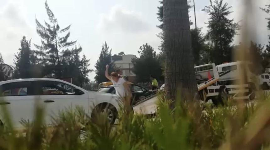 Aracı &Ccedil;ekilen Kadın, Hırsını Taşla Aracının Camı Ve Kaportasına Zarar Vererek Aldı