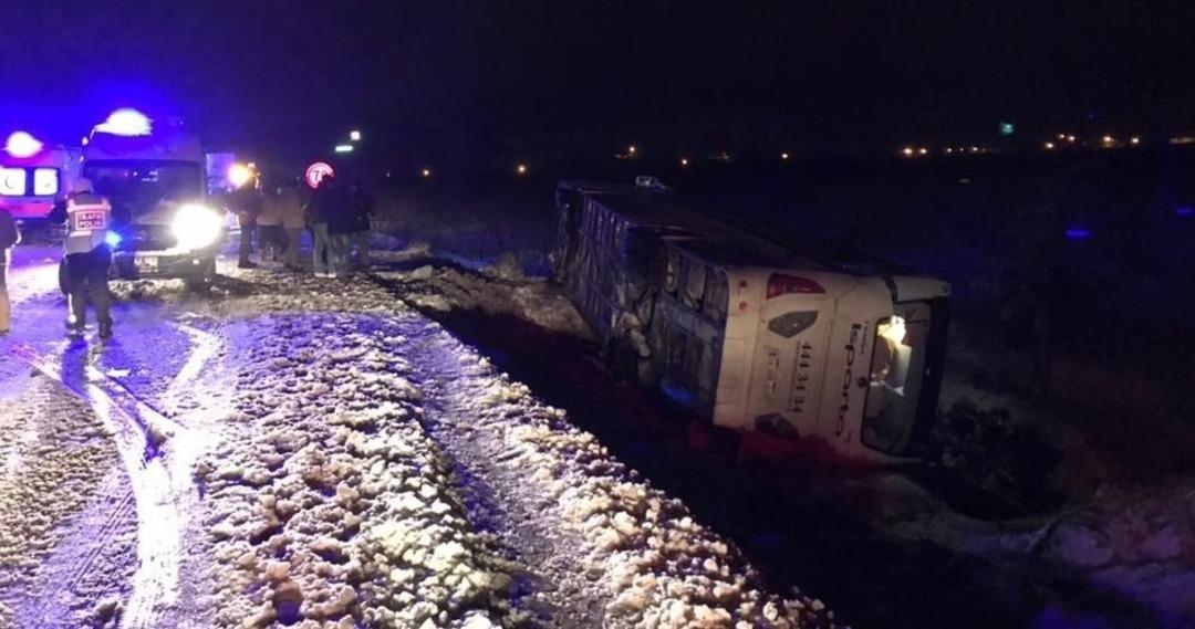 Isparta&rsquo;da Yolcu Otob&uuml;s&uuml; Şarampole Yuvarlandı: 9 Yaralı