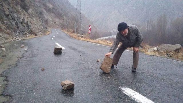 Yola Düşen Dev Kaya Parçaları Sürücülere Zor Anlar Yaşattı