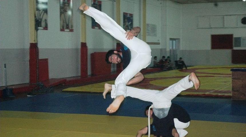 Dans Ederek Kendilerini Savunmayı &Ouml;ğreniyorlar