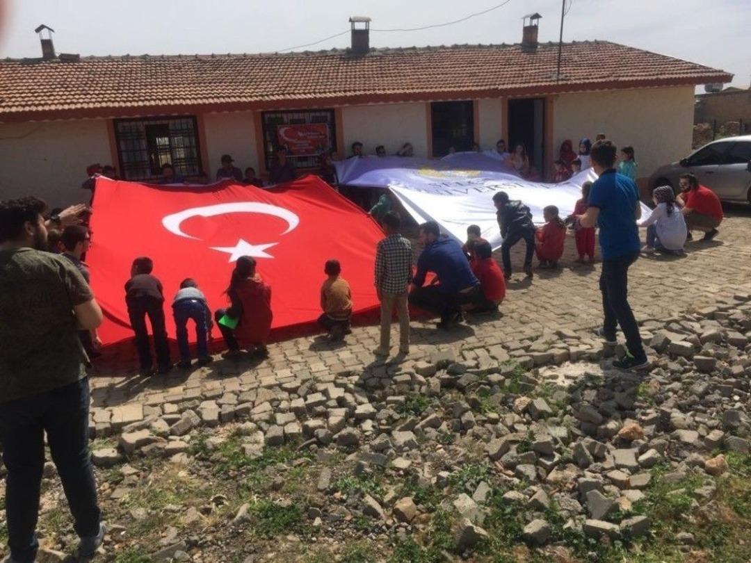 &Uuml;niversiteli &Ouml;ğrencilerinden Şehit &Ouml;ğretmenin Okuluna Ziyaret