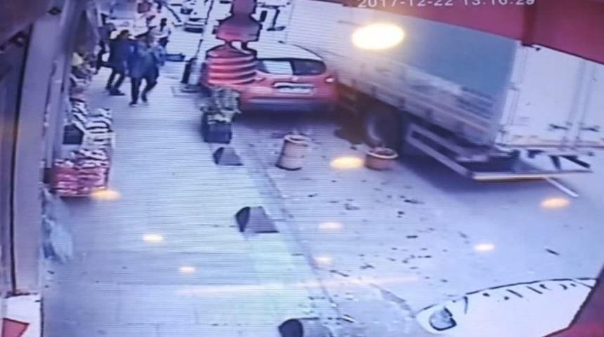 (&ouml;zel Haber) Bah&ccedil;elievler&rsquo;de Kamyon Faciasının Eşiğinden D&ouml;n&uuml;len Anlar Kamerada