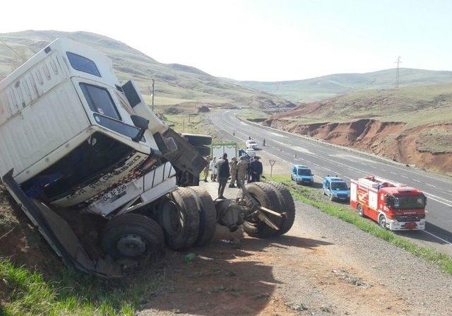 Erzurum’da Kaçak Göçmenleri Taşıyan Kamyon Devrildi: 1 Ölü, 64 Yaralı