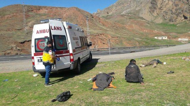 Erzurum’da Kaçak Göçmenleri Taşıyan Kamyon Devrildi: 1 Ölü, 64 Yaralı