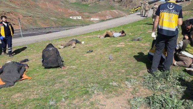 Erzurum’da Kaçak Göçmenleri Taşıyan Kamyon Devrildi: 1 Ölü, 64 Yaralı