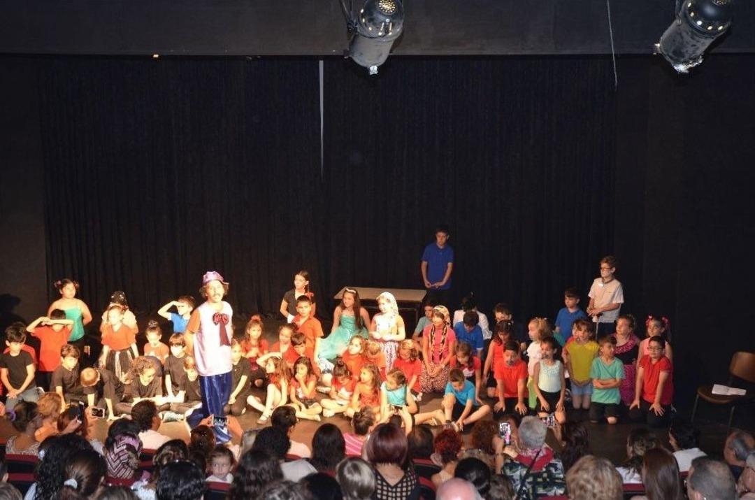 Kuşadası&rsquo;nda Drama Kursiyerleri Seyirci Karşısına &Ccedil;ıktı